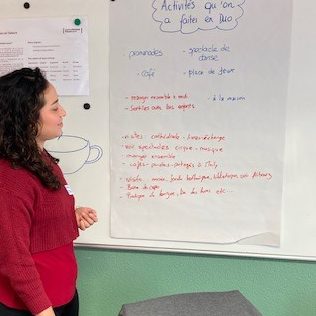 une participante présente des activités faites en DUO
