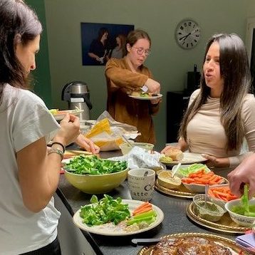 les duos partagent un repas canadien